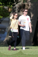EXKLUSIV - Emilia Clarke spaziert in London