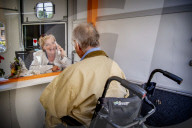 NEWS - Coronavirus: Pferdeanhänger als provisorisches Besucherhäuschen im Altenheim in niederländischen Laagvoorde