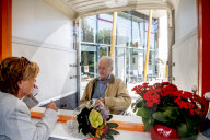 NEWS - Coronavirus: Pferdeanhänger als provisorisches Besucherhäuschen im Altenheim in niederländischen Laagvoorde