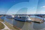 NEWS - Coronavirus: Die stillgelegten Kreuzfahrtschiffe AIDA Perla und AIDA Blu am Cruise Center Steinwerder im Hamburger Hafen