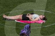 NEWS - Coronavirus:  Jeder in seinem Kreis - New Yorker geniessen das schönen Wetter im bewachten Domino Park