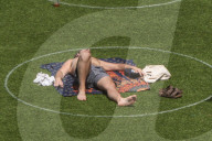 NEWS - Coronavirus:  Jeder in seinem Kreis - New Yorker geniessen das schönen Wetter im bewachten Domino Park