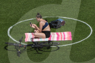 NEWS - Coronavirus:  Jeder in seinem Kreis - New Yorker geniessen das schönen Wetter im bewachten Domino Park