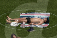 NEWS - Coronavirus:  Jeder in seinem Kreis - New Yorker geniessen das schönen Wetter im bewachten Domino Park