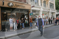 NEWS - Coronavirus: BevÃ¶lkerte Ufer des Kanals St-Martin in Paris