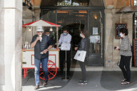 NEWS - Coronavirus: BevÃ¶lkerte Ufer des Kanals St-Martin in Paris