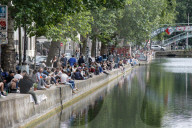 NEWS - Coronavirus: BevÃ¶lkerte Ufer des Kanals St-Martin in Paris
