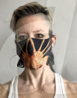 FEATURE -  Hält Abstand: Grusel-Gesichtsmaske aus "Alien"
