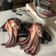 FEATURE -  Hält Abstand: Grusel-Gesichtsmaske aus "Alien"