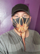 FEATURE -  Hält Abstand: Grusel-Gesichtsmaske aus "Alien"