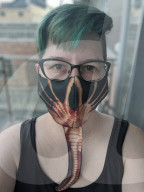 FEATURE -  Hält Abstand: Grusel-Gesichtsmaske aus "Alien"
