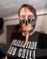 FEATURE -  Hält Abstand: Grusel-Gesichtsmaske aus "Alien"