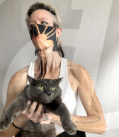 FEATURE -  Hält Abstand: Grusel-Gesichtsmaske aus "Alien"
