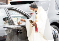 NEWS - Coronavirus: Katholische Messe auf dem Kirchenparkplatz in Iselin, New Jersey