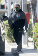 PREMIUM EXCLUSIVE Benji Madden Dons Mask And Gloves While Grabbing Take Out In Beverly Hills
