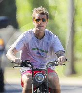 PREMIUM EXCLUSIVE Justin Bieber Takes A Memorial Day Cruise On His Electric Bike