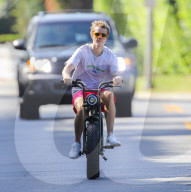 PREMIUM EXCLUSIVE Justin Bieber Takes A Memorial Day Cruise On His Electric Bike