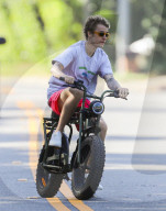 PREMIUM EXCLUSIVE Justin Bieber Takes A Memorial Day Cruise On His Electric Bike