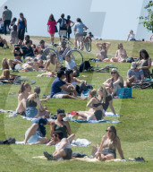 NEWS - Coronavirus: Bevölkerter Park auf dem  Primrose Hill im Norden Londons