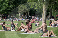 NEWS - Coronavirus: Bevölkerter Park auf dem  Primrose Hill im Norden Londons
