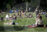 NEWS - Coronavirus: Bevölkerter Park auf dem  Primrose Hill im Norden Londons