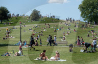 NEWS - Coronavirus: Bevölkerter Park auf dem  Primrose Hill im Norden Londons