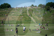 NEWS - Coronavirus: Bevölkerter Park auf dem  Primrose Hill im Norden Londons