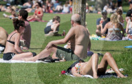 NEWS - Coronavirus: Bevölkerter Park auf dem  Primrose Hill im Norden Londons