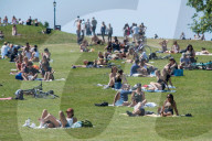 NEWS - Coronavirus: Bevölkerter Park auf dem  Primrose Hill im Norden Londons