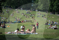 NEWS - Coronavirus: Bevölkerter Park auf dem  Primrose Hill im Norden Londons