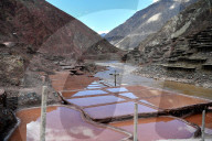 FEATURE - Salzherstellung durch Verdunstung von Salzlaken in der Sonne in Tibet