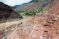 FEATURE - Salzherstellung durch Verdunstung von Salzlaken in der Sonne in Tibet