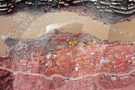 FEATURE - Salzherstellung durch Verdunstung von Salzlaken in der Sonne in Tibet