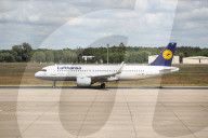 NEWS - Lufthansa-Flugzeug auf dem Flughafen Berlin-Tegel