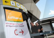 NEWS - Lufthansa-Flugzeug auf dem Flughafen Berlin-Tegel