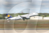 NEWS - Lufthansa-Flugzeug auf dem Flughafen Berlin-Tegel