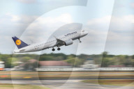NEWS - Lufthansa-Flugzeug auf dem Flughafen Berlin-Tegel