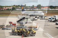 NEWS - Lufthansa-Flugzeug auf dem Flughafen Berlin-Tegel