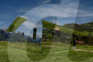 FEATURE - Das Spiegel-Chalet des Künstlers Doug Aitken in Gstaad