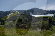 FEATURE - Das Spiegel-Chalet des Künstlers Doug Aitken in Gstaad