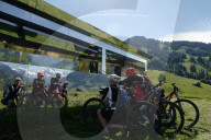 FEATURE - Das Spiegel-Chalet des Künstlers Doug Aitken in Gstaad
