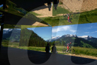FEATURE - Das Spiegel-Chalet des Künstlers Doug Aitken in Gstaad