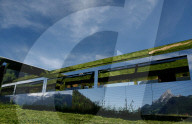 FEATURE - Das Spiegel-Chalet des Künstlers Doug Aitken in Gstaad