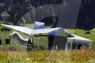 FEATURE - Das Spiegel-Chalet des Künstlers Doug Aitken in Gstaad