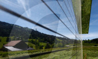 FEATURE - Das Spiegel-Chalet des Künstlers Doug Aitken in Gstaad