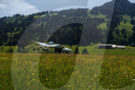 FEATURE - Das Spiegel-Chalet des Künstlers Doug Aitken in Gstaad