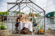 NEWS - Coronavirus: Gewächshäuser als Schutz im Amsterdamer Restaurant Mediamatic