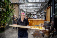 NEWS - Coronavirus: Gewächshäuser als Schutz im Amsterdamer Restaurant Mediamatic