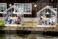 NEWS - Coronavirus: Gewächshäuser als Schutz im Amsterdamer Restaurant Mediamatic