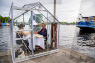 NEWS - Coronavirus: Gewächshäuser als Schutz im Amsterdamer Restaurant Mediamatic